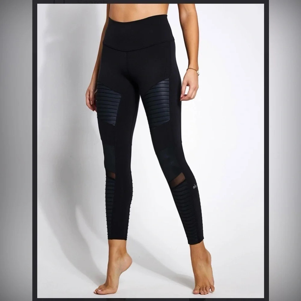 Alo leggings High Waisted Moto Legging
Black
Size xs
Waist 12”
Inseam 27”